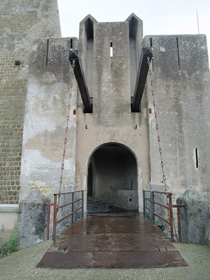 Castello di Baia, ponte levatoio