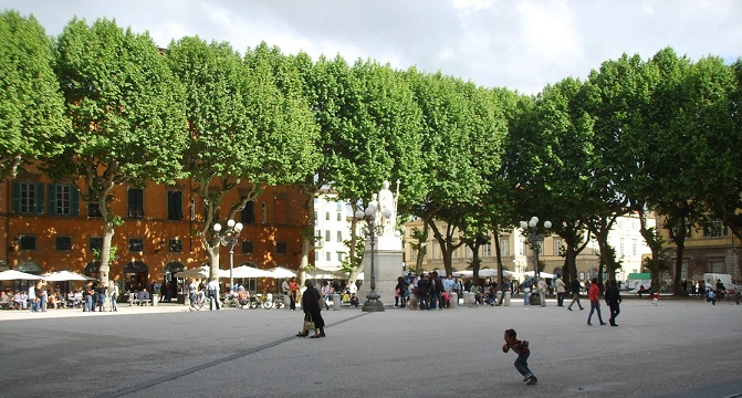 Piazza Napoleone 2