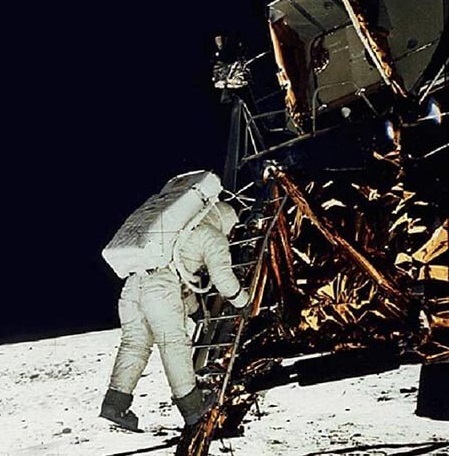 Aldrin scende sul suolo lunare