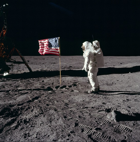 Aldrin saluta la bandiera statunitense
