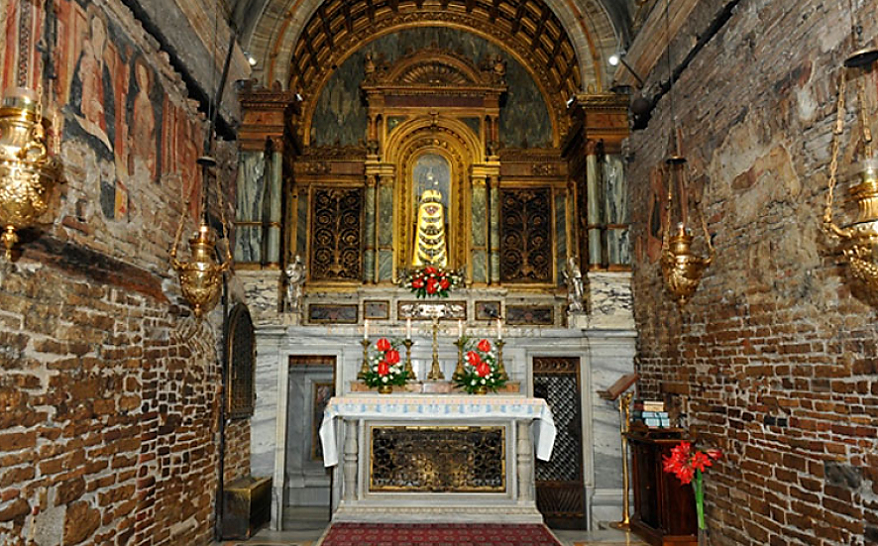 Madonna con il Bambino posta sopra l’altare