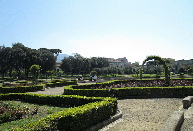 Viali e fontana del giardino